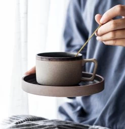 House Of Husk® Keramieke Kop En Schotel Set - Koffiekopjes - Theemokken - Koffiemokken - 250 Ml - Bruin Aardewerk 11 House Of Husk® Keramieke Kop En Schotel Set - Koffiekopjes - Theemokken - Koffiemokken - 250 Ml - Bruin Aardewerk -Keukenserie Winkel 1161x1200