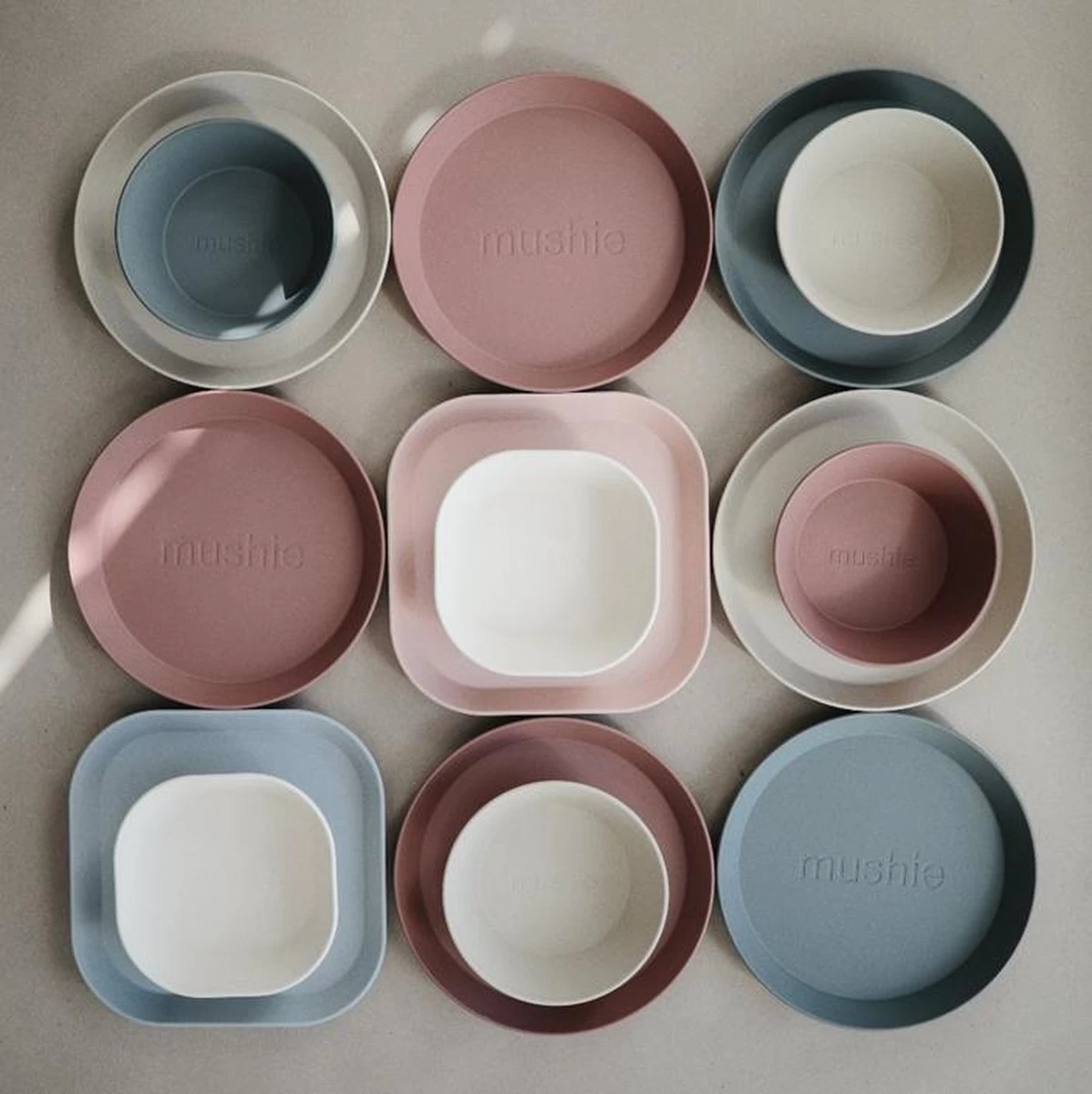 Mushie - Kinderservies Borden Vierkant (Set Van 2) - Borden - Sage 14 Mushie - Kinderservies Borden Vierkant (Set Van 2) - Borden - Sage - Afbeelding 12