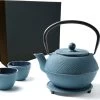 Tealøv THEE SET 1,1 LITER GIETIJZER | COMPLETE SET IN GESCHENKDOOS | Gietijzeren Theepot Met Roestvrijstalen Zeef, Gietijzeren Theekopjes En Onderzetter | In Authentiek Japanse Stijl | Arare Blauw 2 Tealøv THEE SET 1,1 LITER GIETIJZER | COMPLETE SET IN GESCHENKDOOS | Gietijzeren Theepot Met Roestvrijstalen Zeef, Gietijzeren Theekopjes En Onderzetter | In Authentiek Japanse Stijl | Arare Blauw -Keukenserie Winkel 1200x1005 5