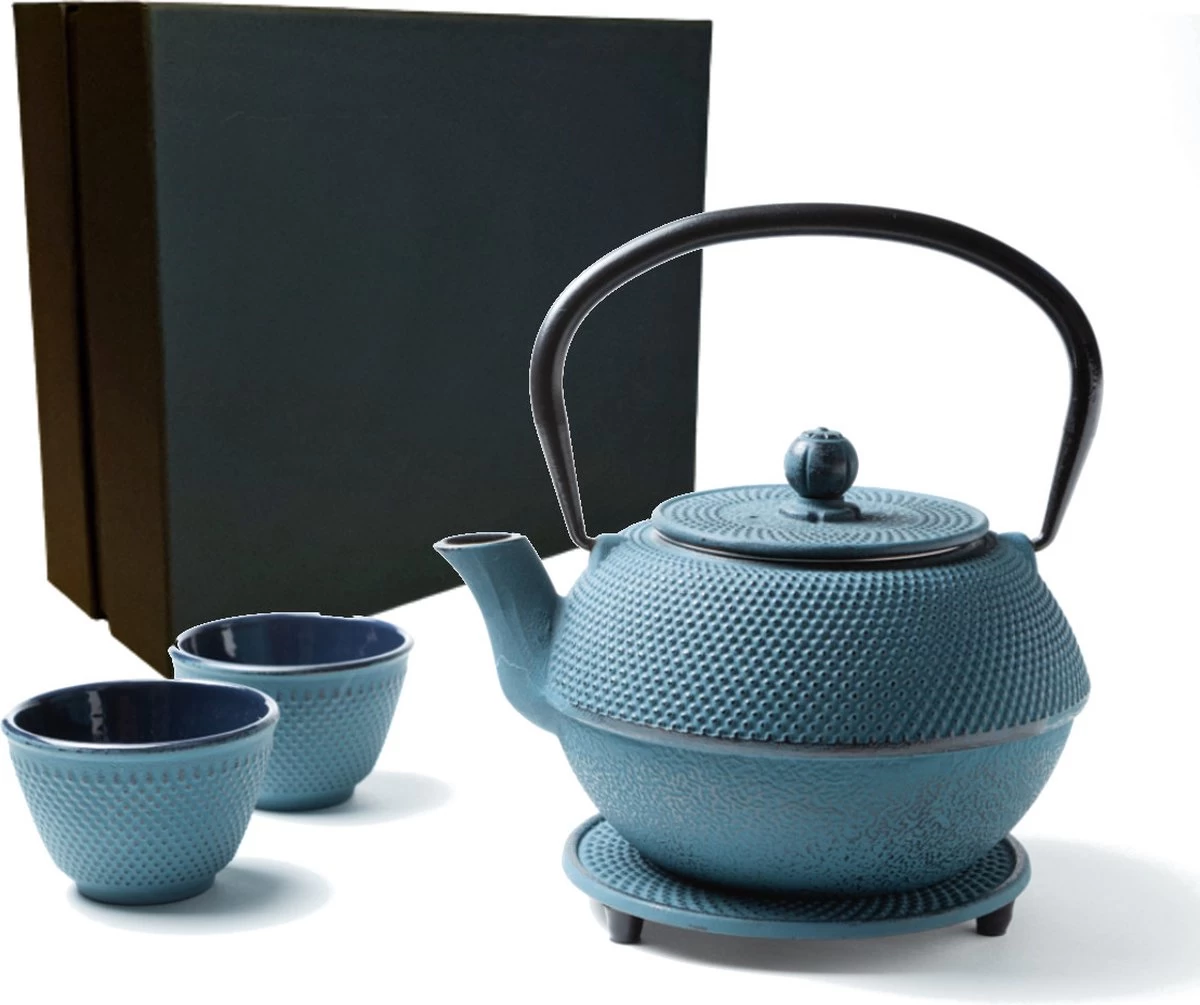 Tealøv THEE SET 1,1 LITER GIETIJZER | COMPLETE SET IN GESCHENKDOOS | Gietijzeren Theepot Met Roestvrijstalen Zeef, Gietijzeren Theekopjes En Onderzetter | In Authentiek Japanse Stijl | Arare Blauw 3 Tealøv THEE SET 1,1 LITER GIETIJZER | COMPLETE SET IN GESCHENKDOOS | Gietijzeren Theepot Met Roestvrijstalen Zeef, Gietijzeren Theekopjes En Onderzetter | In Authentiek Japanse Stijl | Arare Blauw
