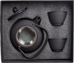 Tealøv THEE SET 800 ML GIETIJZER | COMPLETE SET IN GESCHENKDOOS | Gietijzeren Theepot Met Roestvrijstalen Zeef, Gietijzeren Theekopjes En Onderzetter | In Authentiek Japanse Stijl | Arare Zwart -Keukenserie Winkel 1200x1011 3