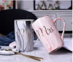 Merkloos Set Van 2 Mokken - Mok Set - Couple Mok - Koffiemok - Koffiebeker - Beker - Mokken En Bekers - Beker Met Lepel En Deksel - 400 Ml - Keramiek - Mr./Mrs. - Blauw/roze -Keukenserie Winkel 1200x1028