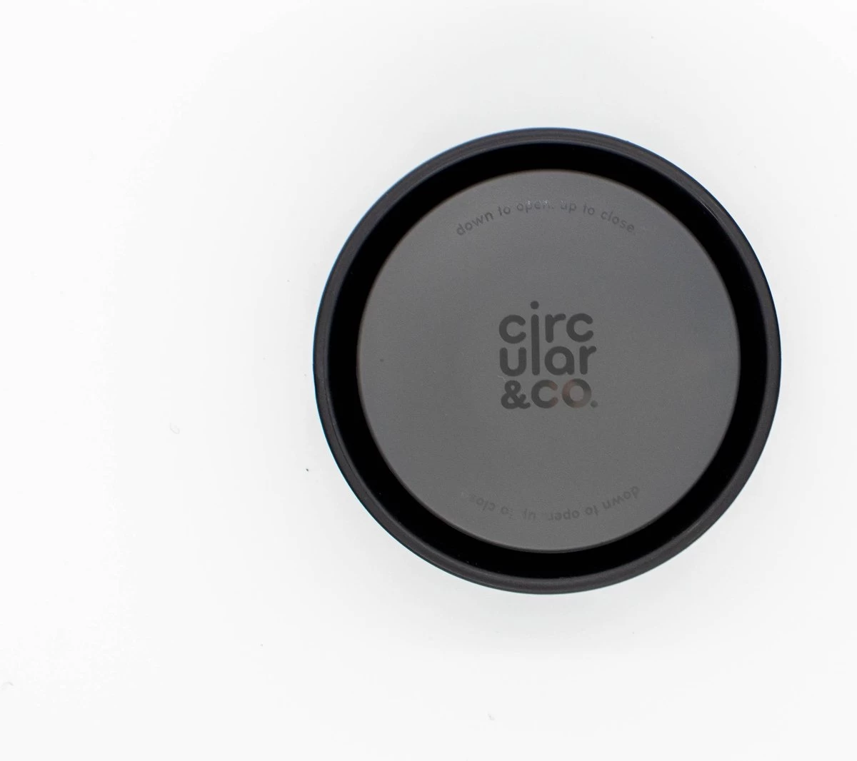 Circular&Co. Herbruikbare To Go Koffiebeker (rCUP) Crème/zwart 8oz/227ml 5 Circular&Co. Herbruikbare To Go Koffiebeker (rCUP) Crème/zwart 8oz/227ml - Afbeelding 4