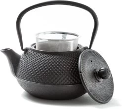 Tealøv THEE SET 800 ML GIETIJZER | COMPLETE SET IN GESCHENKDOOS | Gietijzeren Theepot Met Roestvrijstalen Zeef, Gietijzeren Theekopjes En Onderzetter | In Authentiek Japanse Stijl | Arare Zwart -Keukenserie Winkel 1200x1074 3