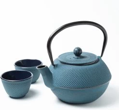 Tealøv THEE SET 1,1 LITER GIETIJZER | COMPLETE SET IN GESCHENKDOOS | Gietijzeren Theepot Met Roestvrijstalen Zeef, Gietijzeren Theekopjes En Onderzetter | In Authentiek Japanse Stijl | Arare Blauw 16 Tealøv THEE SET 1,1 LITER GIETIJZER | COMPLETE SET IN GESCHENKDOOS | Gietijzeren Theepot Met Roestvrijstalen Zeef, Gietijzeren Theekopjes En Onderzetter | In Authentiek Japanse Stijl | Arare Blauw -Keukenserie Winkel 1200x1108 1