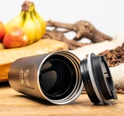 JOR Products® Thermobeker - Koffiezetapparaat - Koffiebonen - Thee - Koffiemachine - Thermoskan - Espressomachine - Reizen - Camping - Koffiefilterhouder 16 JOR Products® Thermobeker - Koffiezetapparaat - Koffiebonen - Thee - Koffiemachine - Thermoskan - Espressomachine - Reizen - Camping - Koffiefilterhouder -Keukenserie Winkel 1200x1125 1