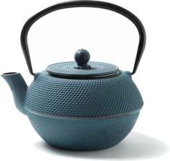 Tealøv THEE SET 1,1 LITER GIETIJZER | COMPLETE SET IN GESCHENKDOOS | Gietijzeren Theepot Met Roestvrijstalen Zeef, Gietijzeren Theekopjes En Onderzetter | In Authentiek Japanse Stijl | Arare Blauw 18 Tealøv THEE SET 1,1 LITER GIETIJZER | COMPLETE SET IN GESCHENKDOOS | Gietijzeren Theepot Met Roestvrijstalen Zeef, Gietijzeren Theekopjes En Onderzetter | In Authentiek Japanse Stijl | Arare Blauw -Keukenserie Winkel 1200x1135 2
