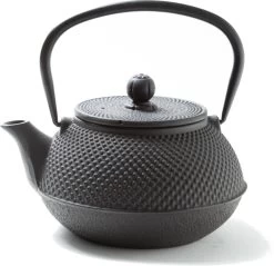 Tealøv THEE SET 800 ML GIETIJZER | COMPLETE SET IN GESCHENKDOOS | Gietijzeren Theepot Met Roestvrijstalen Zeef, Gietijzeren Theekopjes En Onderzetter | In Authentiek Japanse Stijl | Arare Zwart -Keukenserie Winkel 1200x1163 6