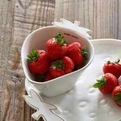 Riviera Maison Fruitvergiet, Aardbeien Zeef - Tasty Strawberry Colander - Wit / Goud - Porselein - 1 Stuk 9 Riviera Maison Fruitvergiet, Aardbeien Zeef - Tasty Strawberry Colander - Wit / Goud - Porselein - 1 Stuk -Keukenserie Winkel 1200x1198 19