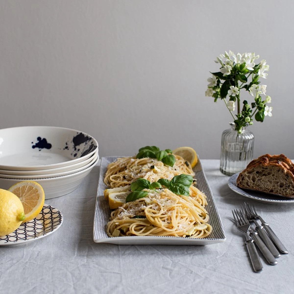 Royal Doulton Pacific - Pastaborden / Bordenset - Porselein - Wit / Blauw - ⌀ 22 Cm - 6 Stuks 7 Royal Doulton Pacific - Pastaborden / Bordenset - Porselein - Wit / Blauw - ⌀ 22 Cm - 6 Stuks - Afbeelding 5