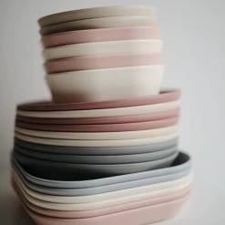 Mushie - Kinderservies Borden Vierkant (Set Van 2) - Borden - Sage 24 Mushie - Kinderservies Borden Vierkant (Set Van 2) - Borden - Sage -Keukenserie Winkel 1200x1200 1043