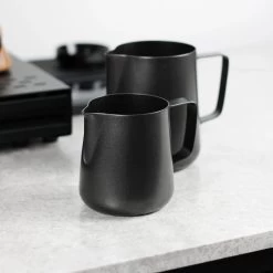 Melkopschuimkannetje Essentials - Zwart - 350ml - Melkkannetje Opschuim - Melkkannetje RVS - Melkkan -Keukenserie Winkel 1200x1200 1096