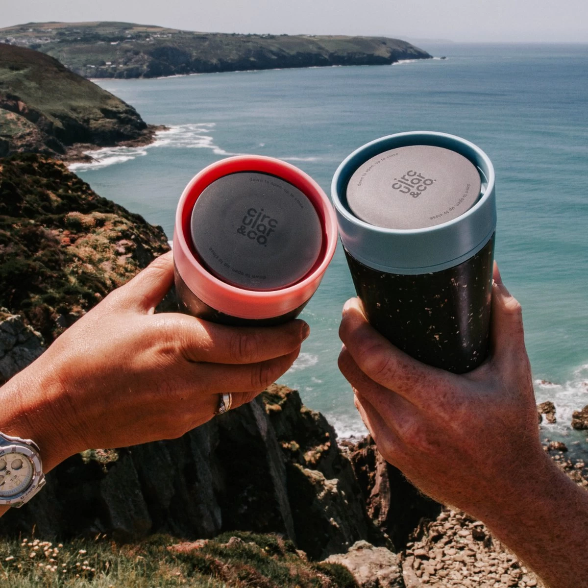 Circular & Co - Travel Mug - Koffiebeker To Go - Coffee To Go Beker - 340 Ml - Crème - Zwart - 12oz - Duurzaam 9 Circular & Co - Travel Mug - Koffiebeker To Go - Coffee To Go Beker - 340 Ml - Crème - Zwart - 12oz - Duurzaam - Afbeelding 7