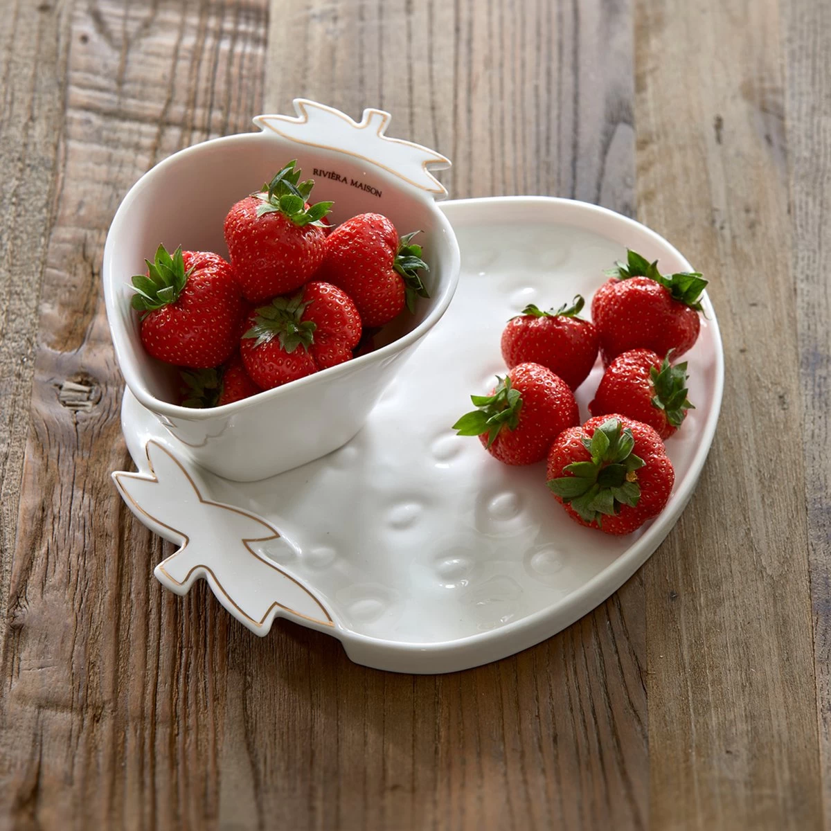 Riviera Maison Fruitvergiet, Aardbeien Zeef - Tasty Strawberry Colander - Wit / Goud - Porselein - 1 Stuk 4 Riviera Maison Fruitvergiet, Aardbeien Zeef - Tasty Strawberry Colander - Wit / Goud - Porselein - 1 Stuk - Afbeelding 2