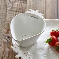 Riviera Maison Fruitvergiet, Aardbeien Zeef - Tasty Strawberry Colander - Wit / Goud - Porselein - 1 Stuk 8 Riviera Maison Fruitvergiet, Aardbeien Zeef - Tasty Strawberry Colander - Wit / Goud - Porselein - 1 Stuk -Keukenserie Winkel 1200x1200 671