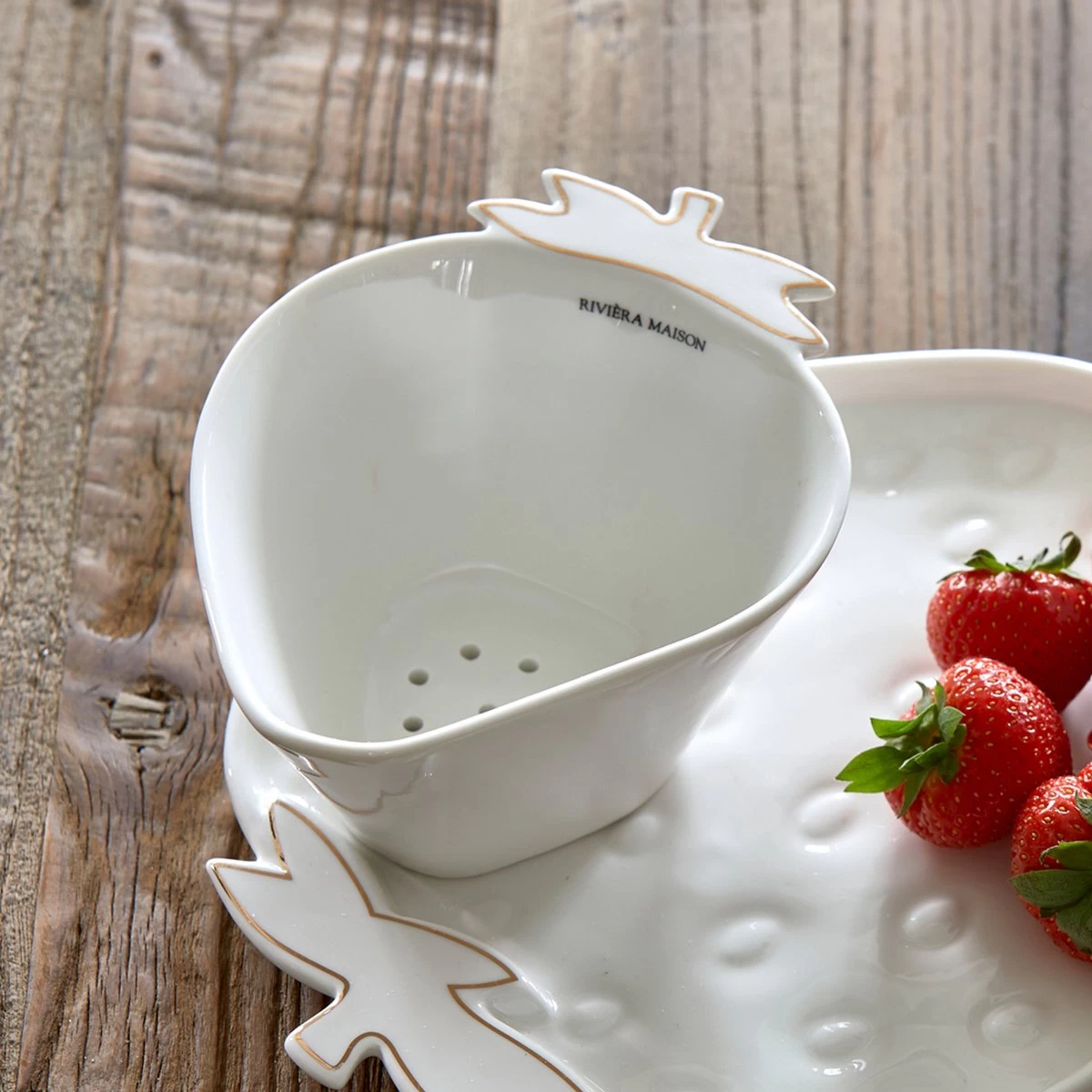Riviera Maison Fruitvergiet, Aardbeien Zeef - Tasty Strawberry Colander - Wit / Goud - Porselein - 1 Stuk 5 Riviera Maison Fruitvergiet, Aardbeien Zeef - Tasty Strawberry Colander - Wit / Goud - Porselein - 1 Stuk - Afbeelding 3
