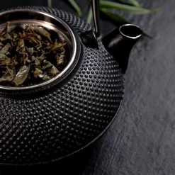 Lumaland - Thee Set - Theeservies - 1x Gietijzeren Theepot (1,4L), 1x Bamboe Doseerlepel, 1x Edelstalen Zeef -Keukenserie Winkel 1200x1200 808