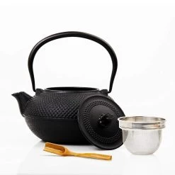 Lumaland - Thee Set - Theeservies - 1x Gietijzeren Theepot (1,4L), 1x Bamboe Doseerlepel, 1x Edelstalen Zeef -Keukenserie Winkel 1200x1200 810