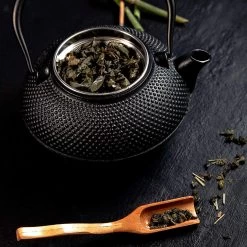 Lumaland - Thee Set - Theeservies - 1x Gietijzeren Theepot (1,4L), 1x Bamboe Doseerlepel, 1x Edelstalen Zeef -Keukenserie Winkel 1200x1200 811