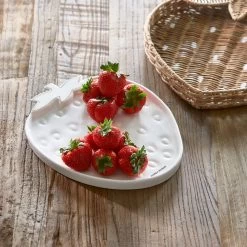 Riviera Maison Serveerschaal Aardbei, Zomers Serveerbord Voor Fruit - Tasty Strawberry Serving Dish - Wit / Goud - Porselein - 1 Stuk 7 Riviera Maison Serveerschaal Aardbei, Zomers Serveerbord Voor Fruit - Tasty Strawberry Serving Dish - Wit / Goud - Porselein - 1 Stuk -Keukenserie Winkel 1200x1200 961