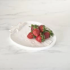 Riviera Maison Serveerschaal Aardbei, Zomers Serveerbord Voor Fruit - Tasty Strawberry Serving Dish - Wit / Goud - Porselein - 1 Stuk 9 Riviera Maison Serveerschaal Aardbei, Zomers Serveerbord Voor Fruit - Tasty Strawberry Serving Dish - Wit / Goud - Porselein - 1 Stuk -Keukenserie Winkel 1200x1200 963