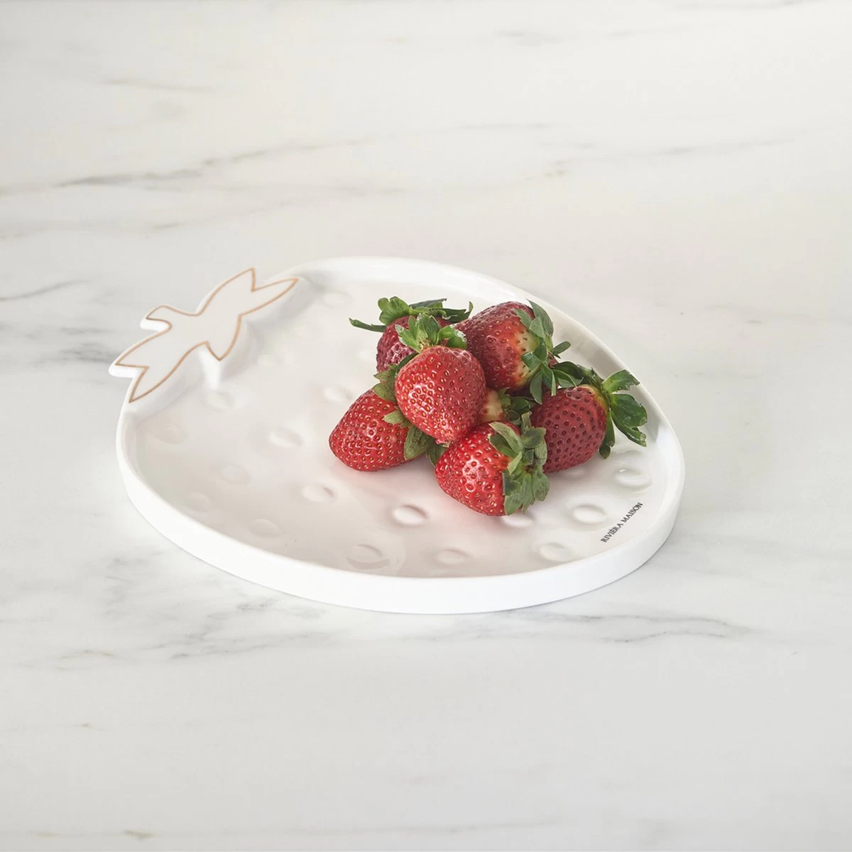 Riviera Maison Serveerschaal Aardbei, Zomers Serveerbord Voor Fruit - Tasty Strawberry Serving Dish - Wit / Goud - Porselein - 1 Stuk 6 Riviera Maison Serveerschaal Aardbei, Zomers Serveerbord Voor Fruit - Tasty Strawberry Serving Dish - Wit / Goud - Porselein - 1 Stuk - Afbeelding 4