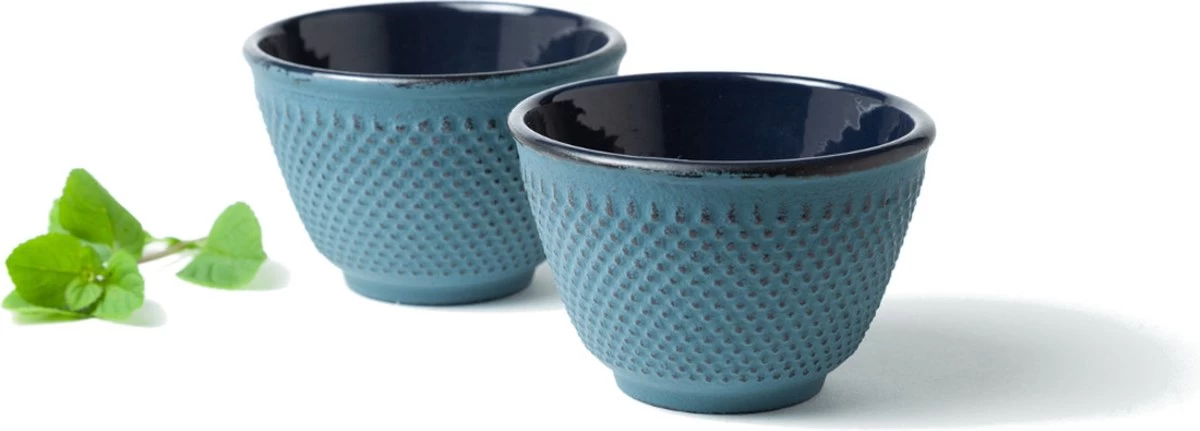 Tealøv THEE SET 1,1 LITER GIETIJZER | COMPLETE SET IN GESCHENKDOOS | Gietijzeren Theepot Met Roestvrijstalen Zeef, Gietijzeren Theekopjes En Onderzetter | In Authentiek Japanse Stijl | Arare Blauw 5 Tealøv THEE SET 1,1 LITER GIETIJZER | COMPLETE SET IN GESCHENKDOOS | Gietijzeren Theepot Met Roestvrijstalen Zeef, Gietijzeren Theekopjes En Onderzetter | In Authentiek Japanse Stijl | Arare Blauw - Afbeelding 3