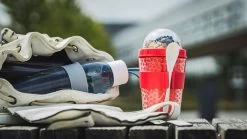 Sareva Muesli Beker - Met Lepel - Yoghurt 2 Go - Rood -Keukenserie Winkel 1200x675 3