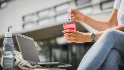 Sareva Muesli Beker - Met Lepel - Yoghurt 2 Go - Rood -Keukenserie Winkel 1200x675 5