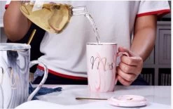 Merkloos Set Van 2 Mokken - Mok Set - Couple Mok - Koffiemok - Koffiebeker - Beker - Mokken En Bekers - Beker Met Lepel En Deksel - 400 Ml - Keramiek - Mr./Mrs. - Blauw/roze -Keukenserie Winkel 1200x752