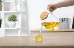 S091 Glazen Theepot Met Bamboedeksel - 1600 Ml - Samadoyo 8 S091 Glazen Theepot Met Bamboedeksel - 1600 Ml - Samadoyo -Keukenserie Winkel 1200x782 2