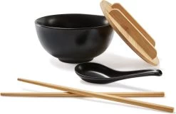 Ernesto Ramen Set Met Bamboe Deksel - Set: 5 Delig - Materiaal: Bamboe | Aardewerk - Kleur: Zwart - Voor Het Stijlvolle Ramen Genot - Aardewerk Lepel – In Traditionele Vorm - Met Bamboe Deksel Voor Het Warm Houden - Japanse Noodle Bowl Noodles -Keukenserie Winkel 1200x782 4