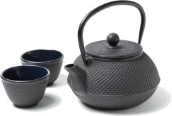 Tealøv THEE SET 800 ML GIETIJZER | COMPLETE SET IN GESCHENKDOOS | Gietijzeren Theepot Met Roestvrijstalen Zeef, Gietijzeren Theekopjes En Onderzetter | In Authentiek Japanse Stijl | Arare Zwart -Keukenserie Winkel 1200x812 1