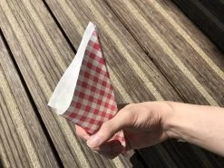 Papieren Frietzak - 30 Stuks - Kleine Patat Maat K14 - Boerenbont - Rode Ruitjes - Puntzak - Patatzak - Traktaties 11 Papieren Frietzak - 30 Stuks - Kleine Patat Maat K14 - Boerenbont - Rode Ruitjes - Puntzak - Patatzak - Traktaties -Keukenserie Winkel 1200x899 22