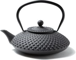Tealøv THEE SET 1,25 LITER GIETIJZER | COMPLETE SET IN GESCHENKDOOS | Gietijzeren Theepot Met Roestvrijstalen Zeef, Gietijzeren Theekopjes En Onderzetter | In Authentiek Japanse Stijl | Kambin Zwart -Keukenserie Winkel 1200x957 3