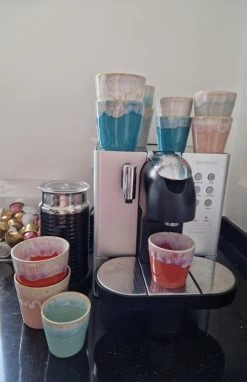 Costa Nova - Grespresso Servies - 6 Espresso Kopjes - Roze-Grijs-Azur-Red-Wit -Turquoise - Aardewerk - H 5.9 Cm -Keukenserie Winkel 776x1200