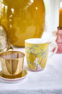 Pip Studio La Majorelle Yellow - Theeset - Porselein - Mok + Theezeef + Theetip - Porselein - 350ml - Geel Servies - Pasen - Konijn -Keukenserie Winkel 799x1200 2