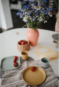 Mushie - Kinderservies Borden Vierkant (Set Van 2) - Borden - Sage 16 Mushie - Kinderservies Borden Vierkant (Set Van 2) - Borden - Sage -Keukenserie Winkel 818x1200